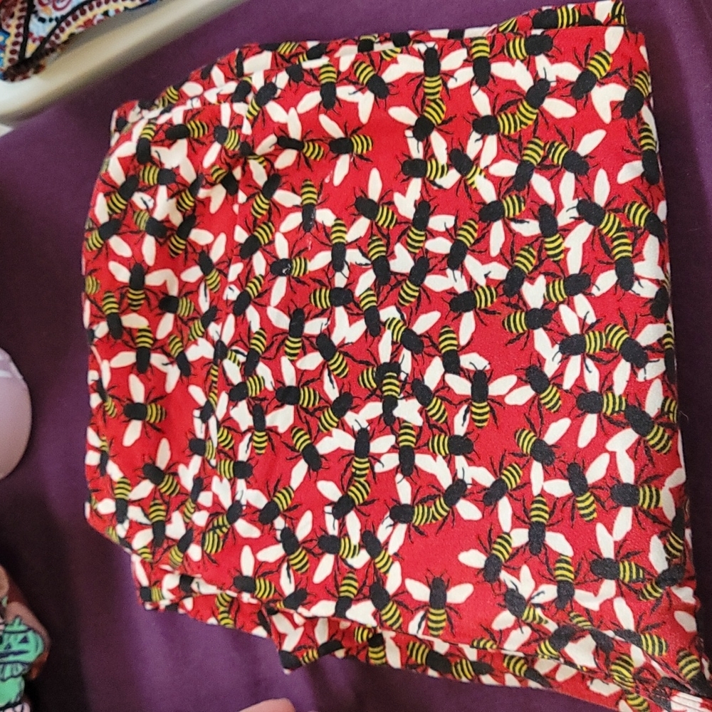 Lularoe Tall and Curvy Bees leggings